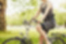 Femme mince et en pleine forme se promenant sur un vélo